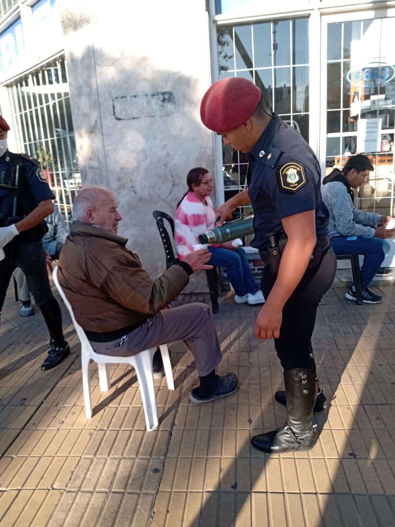 Kicillofok's tweet image. Quiero agradecer a todo el personal de la Policía de la provincia de Buenos Aires por la vocación de servicio y por cuidar día a día a todos los bonaerenses, en especial por la atención que hoy brindaron a los jubilados. 
@SeguridadProv