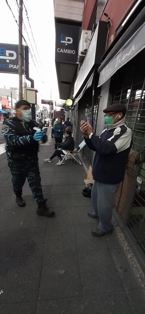 Kicillofok's tweet image. Quiero agradecer a todo el personal de la Policía de la provincia de Buenos Aires por la vocación de servicio y por cuidar día a día a todos los bonaerenses, en especial por la atención que hoy brindaron a los jubilados. 
@SeguridadProv