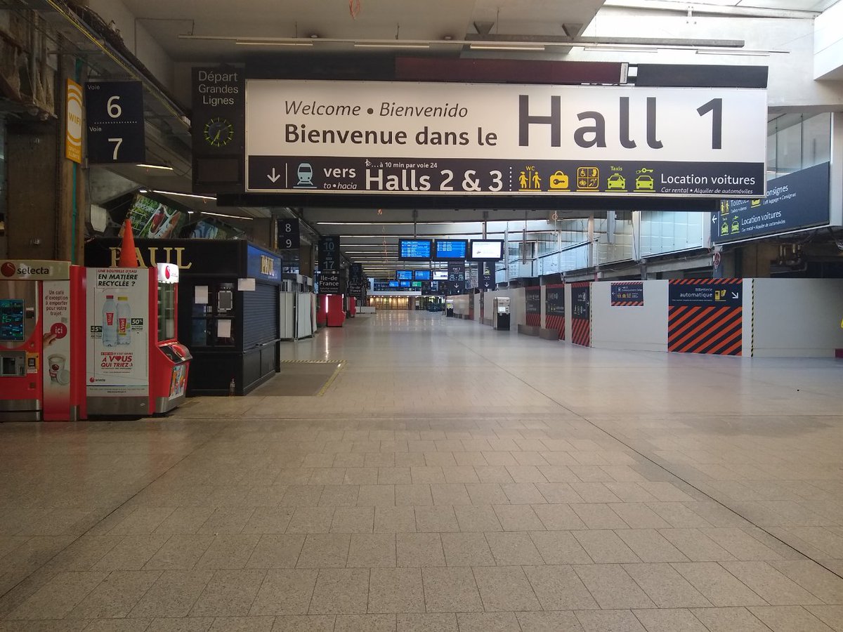 Image rare 😷
La gare de Paris Montparnasse vide à 18h35

#SNCF #RestezChezVous 

Beaucoup de pompiers et soignants à bord de mes TGV ce samedi  
mais encore beaucoup trop qui malheureusement n'ont rien compris 😔

Prenez bien soin de vous 💜