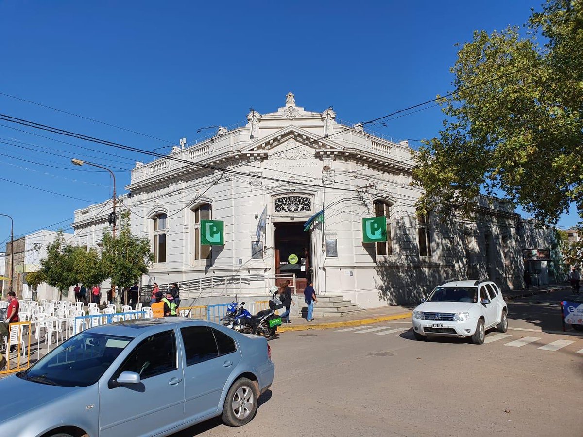Kicillofok's tweet image. También un especial agradecimiento a las y los trabajadores del @bancoprovincia por su compromiso y por acercar el Estado a los que más lo necesitan.