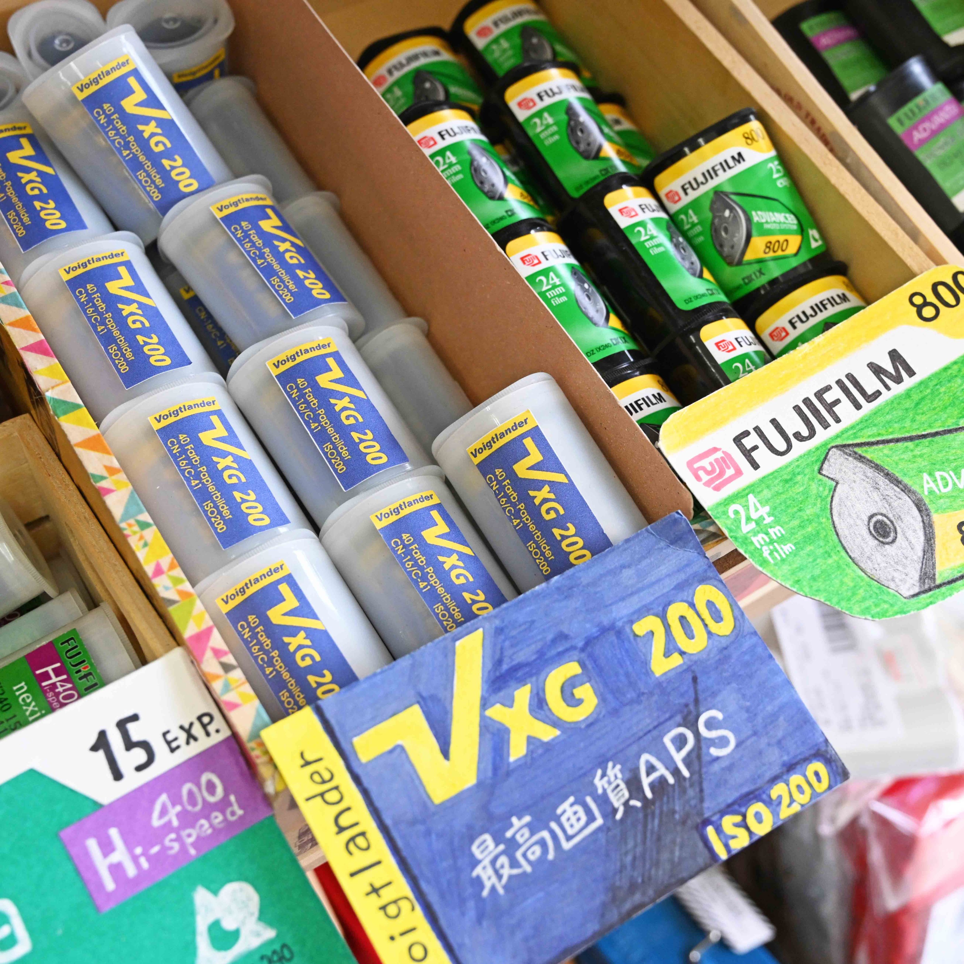 チャンプカメラ On Twitter Aps もあります By 港北ニュータウン 店 今では珍しくなってしまった Apsフィルム チャンプカメラならまだまだ在庫あります 現像も135と同じ最短30分仕上げでデータ化 プリントもok Apsフィルムカメラ の無料レンタルも行っており