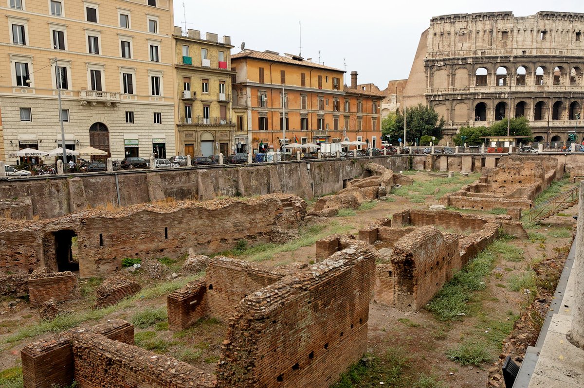 Vamos ahora al colle Oppio, el límite entre el esquilino y el celio. Es un parque hermosa, fresco, con vista al Coliseo y llen de pinos piñoneros, tan típicos es Roma. Veremos el Ludus Magnus, sitio de entrenamiento de gladiadores, y los restos de las termas de Trajano.