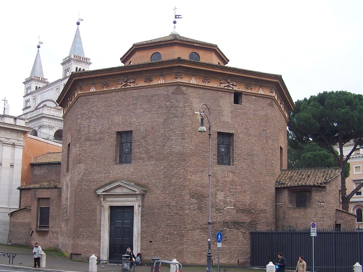 En su deredor, el baptisterio y el obelisco lateranense, el más alto de todos los obeliscos.