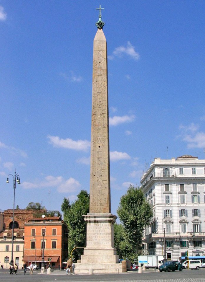 En su deredor, el baptisterio y el obelisco lateranense, el más alto de todos los obeliscos.