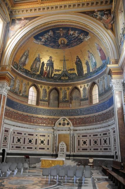 En su deredor, el baptisterio y el obelisco lateranense, el más alto de todos los obeliscos.