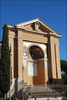 Frente a la basílica, la Iglesia de San Lorenzo in paladio. Tiene la escalera Santa, por donde caminó Jesús tras ser condenado (traída por Santa Helena), y el Sancta Sanctorum, lugar donde se guardaban reliquias sagradas.