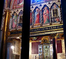 Frente a la basílica, la Iglesia de San Lorenzo in paladio. Tiene la escalera Santa, por donde caminó Jesús tras ser condenado (traída por Santa Helena), y el Sancta Sanctorum, lugar donde se guardaban reliquias sagradas.