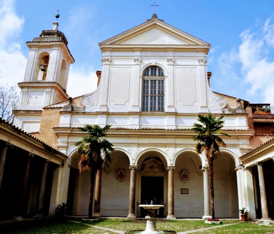 A pocos metros encontramos la basílica San Clemente. Es bellísima, y en sus pisos inferiores conserva una domus senatorial romana, una iglesia arcaica, y el Mitreo mejor conservado de Roma.