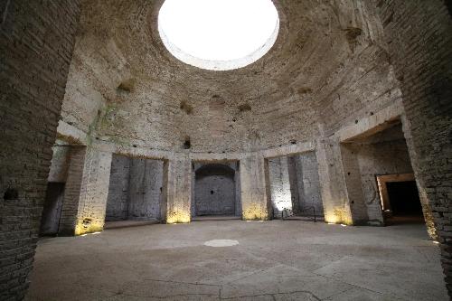 Con tiempo, entrar al Palacio de Nerón, la Domus Aurea.