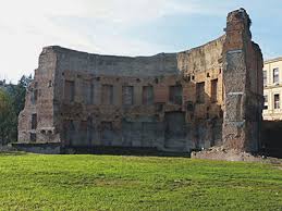 Vamos ahora al colle Oppio, el límite entre el esquilino y el celio. Es un parque hermosa, fresco, con vista al Coliseo y llen de pinos piñoneros, tan típicos es Roma. Veremos el Ludus Magnus, sitio de entrenamiento de gladiadores, y los restos de las termas de Trajano.