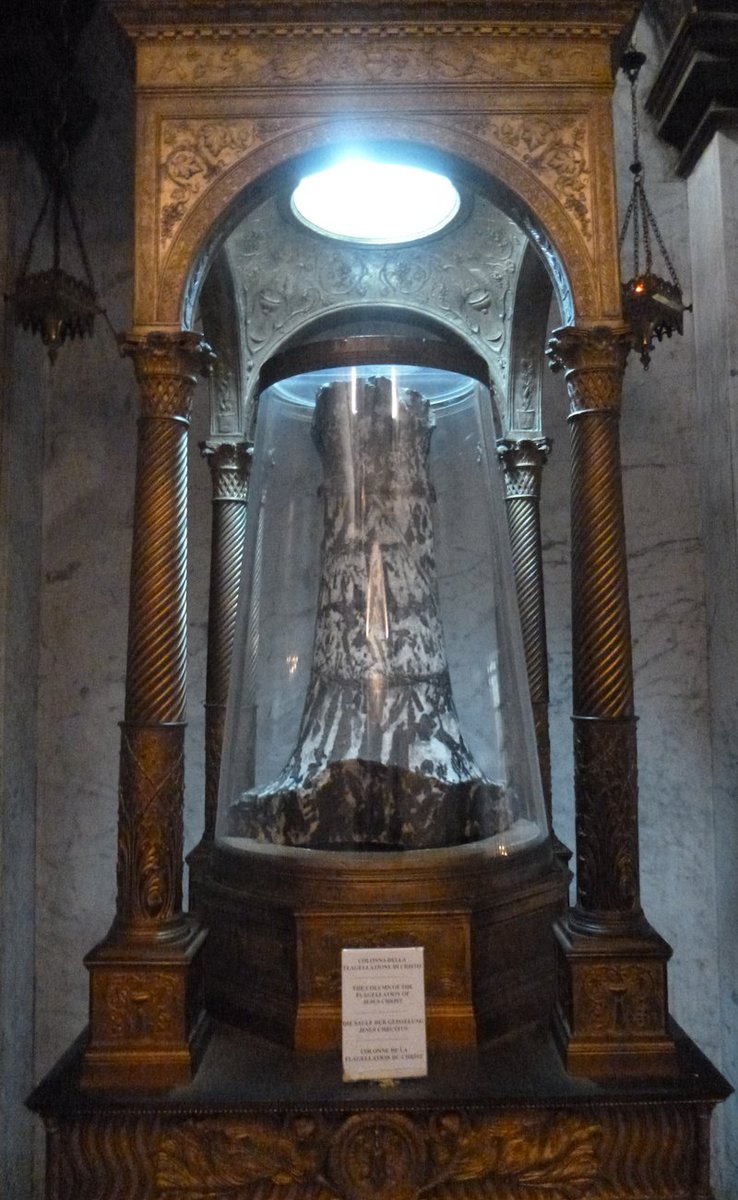 Siguiendo unos metros por una calle lateral, llegamos a la basílica de Santa Prassede. Pequeña, paleocristiana, oculta, es preciosa por dentro. Tiene la columna donde fue flagelado Jesús, traída desde Jerusalén por Santa Helena.