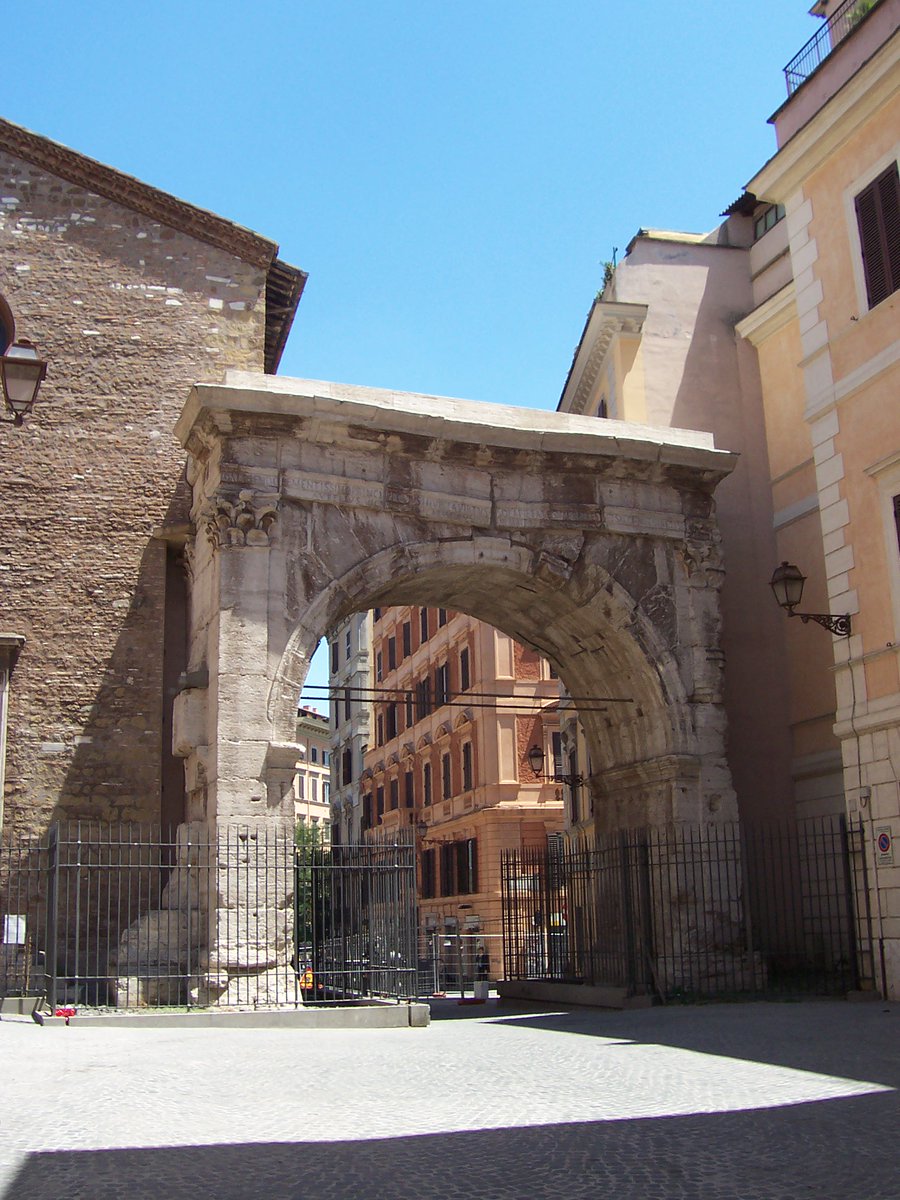 Nos retiramos por un lateral, y pasaremos bajo el arco de Galieno (construido por Augusto).