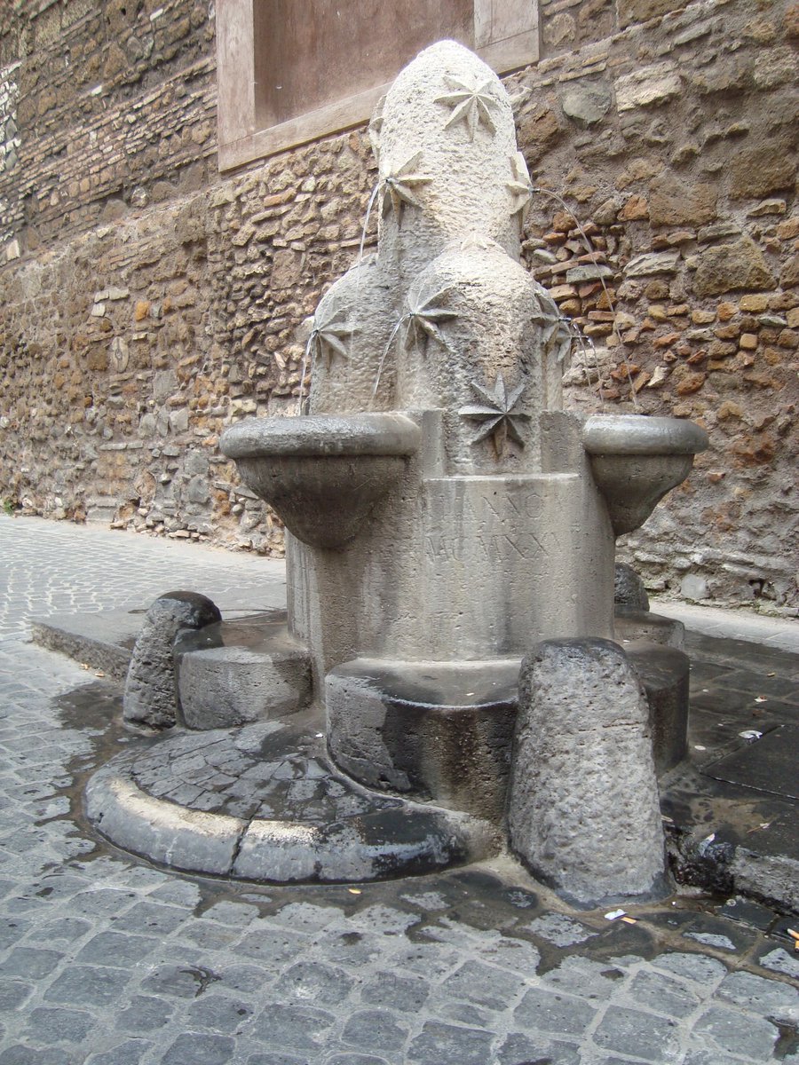 En un costado, la Fontana dei monti. Aprovechamos a refrescarnos...