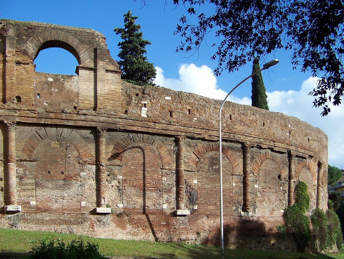 Al lado de la basílica están los restos del anfiteatro castrense, construido por Caligula para los pretorianos. Hoy se conservan paredes, y en su interior un hermoso huerto.