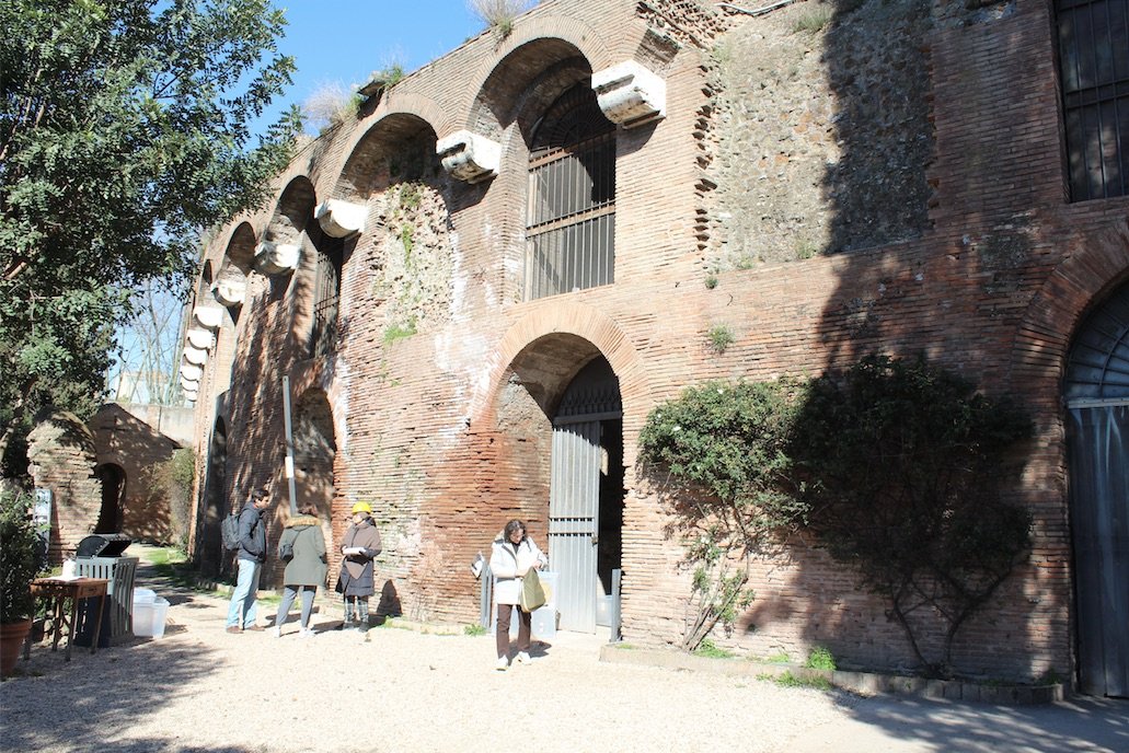 Con tiempo, entrar al Palacio de Nerón, la Domus Aurea.