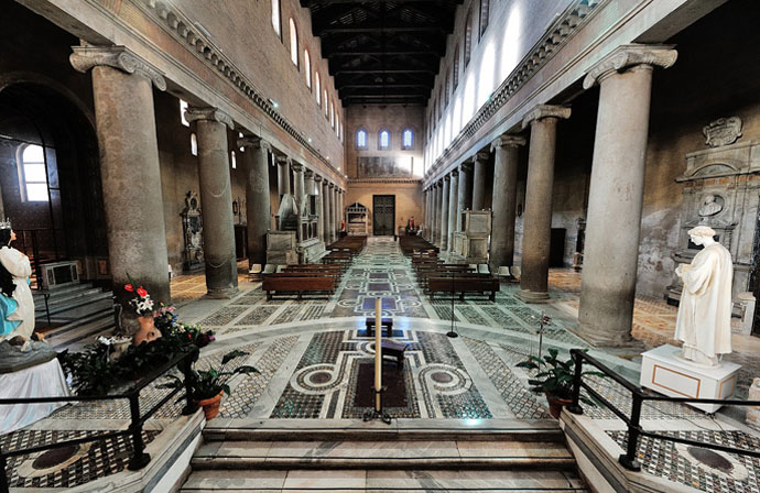 Y si no estamos muy cansados, caminamos un buen trecho hasta ver la basílica de San Lorenzo fuori le mure. Es muy antigua, tiene una hermosa columna en su entrada, y al lado está el principal cementerio de Roma, el verano.