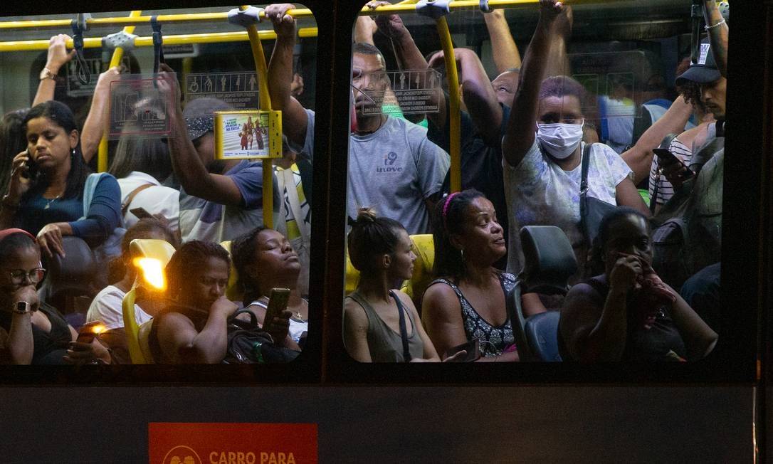 bdebaixarenda's tweet photo. Transporte público do Rio em meio a pandemia.
QUARENTENA É DIREITO!

Errado é quem obrigada funcionário a trabalhar em serviços NÃO ESSENCIAIS nesse momento.

Aprenda a lavar a porra do seu banheiro suas egoístas do caralho e liberem nossas mães! https://t.co/poYwSHhcCY