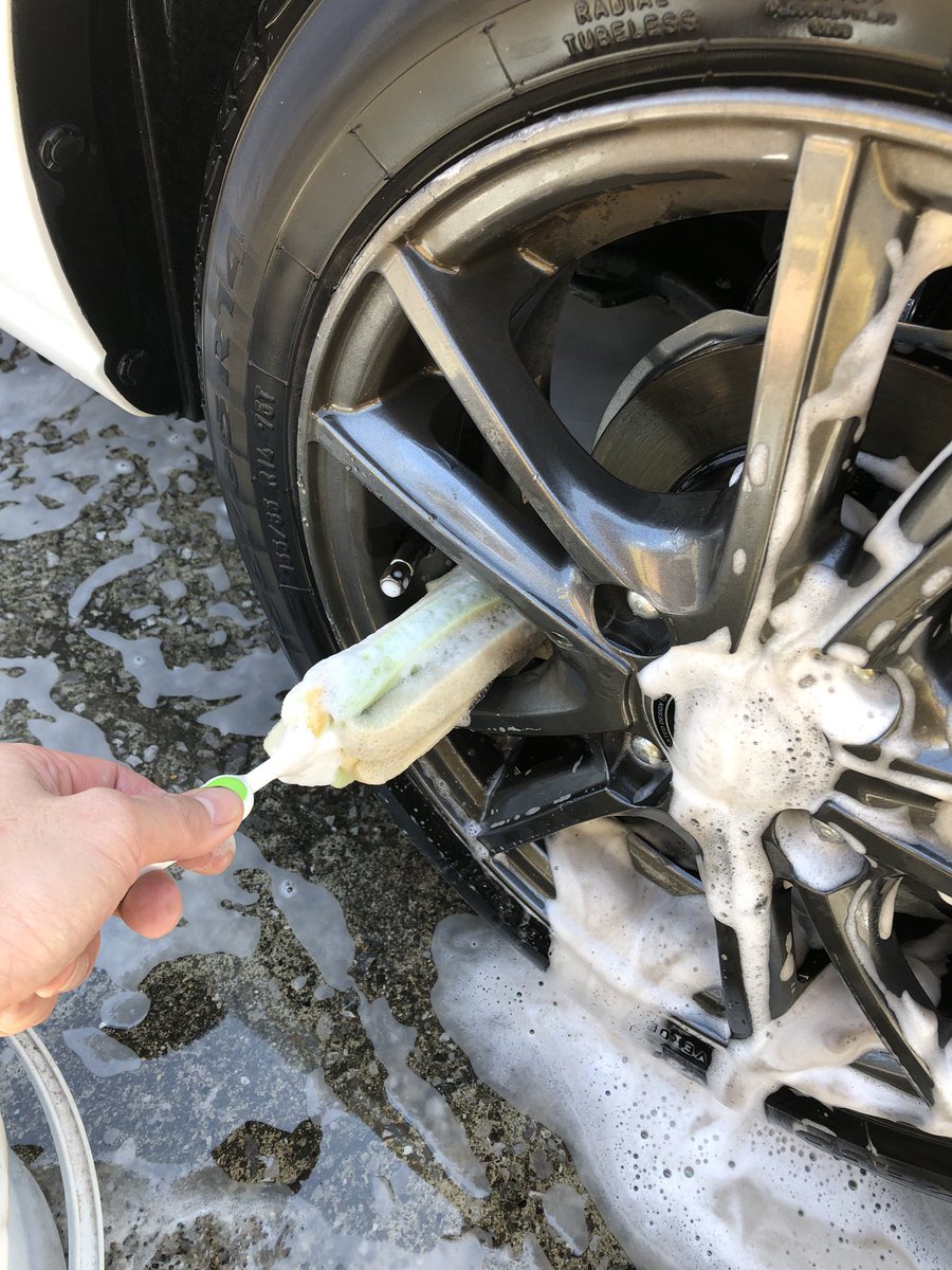3803masa's tweet photo. 洗車も完了👍
ホイール洗いは水筒とか洗う細長いスポンジが便利でした😁
#StayAtHome #letsgogarage https://t.co/BuCvzA6pvo