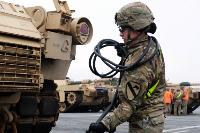 1st Lt. Hanna Rozzi, one of the first female armor officers in the #USArmy, is setting an example for future female combat troops.

Learn more about her at go.usa.gov/xvasD

 📷 by Sgt. 1st Class Robert Jordan

#ServeWithHonor #ArmyLife