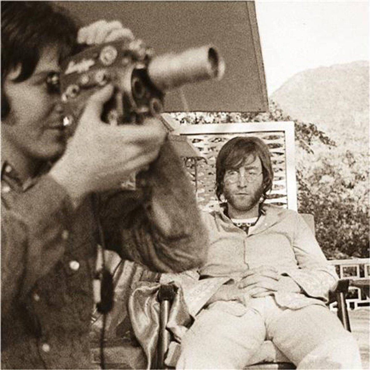 gather round, im about to tell you a story about how something happened between john and paul in the winter of 1968 that changed their relationship forever and eventually led to the beatles breakup also known as:  #WHATHAPPENEDINRISHIKESH , a thread