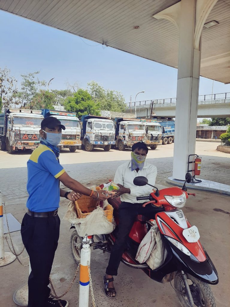 BhopalBpcl's tweet photo. Eatable being distributed to the needy drivers at M/s Subhashchndra Bro Budni @BPCLimited @BPCLRetail @rakeshsinhabpc @Jaganna15766809 https://t.co/INlZCUtKOQ