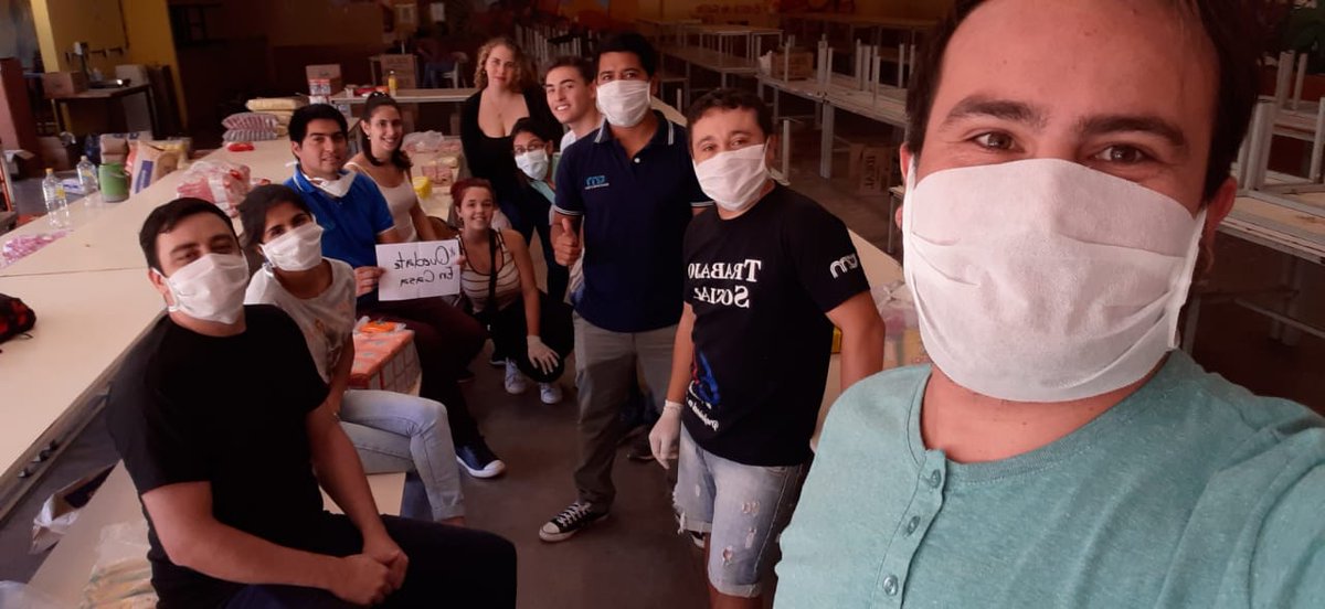 FEstudiantil's tweet photo. Ante la situación de aislamiento por la pandemia del COVID-19, esta mañana estuvimos colaborando con la entrega de alimentos para lxs compañerxs que no han podido volver a sus hogares y se encuentran en la ciudad de Posadas. 
#QuedateEnCasa 
#EstamosParaAcompañarte https://t.co/eYnr6DllC5