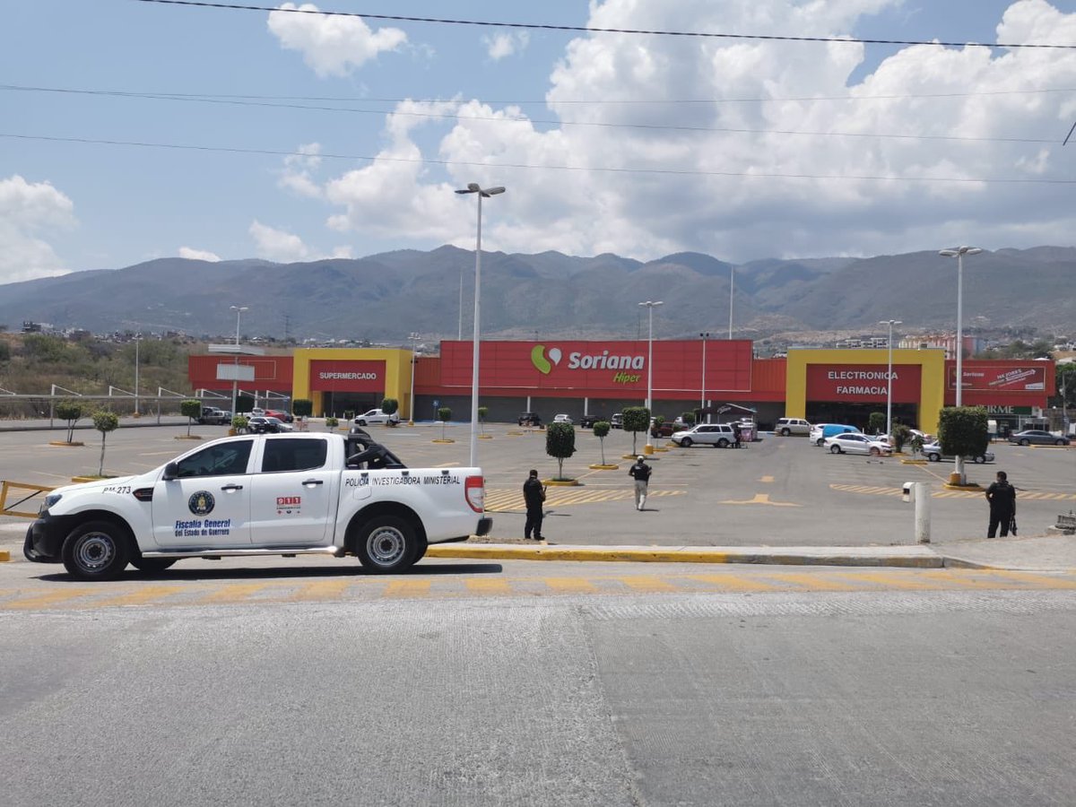 HectorAstudillo's tweet photo. Elementos de la Policía Ministerial de @FGEGuerrero, participan en los operativos de resguardo a tiendas de autoservicio en las regiones del estado por la contingencia de #COVID19, así garantizamos que las familias accedan al abasto de insumos básicos sin contratiempos. https://t.co/WDvdRsXNKd