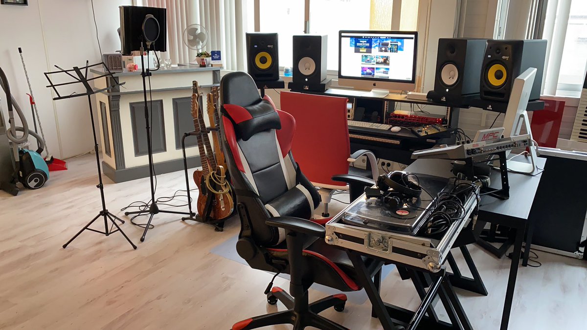 L5Records's tweet photo. #Studio  making the #Beats #l5records https://t.co/b7ONCOCBkW