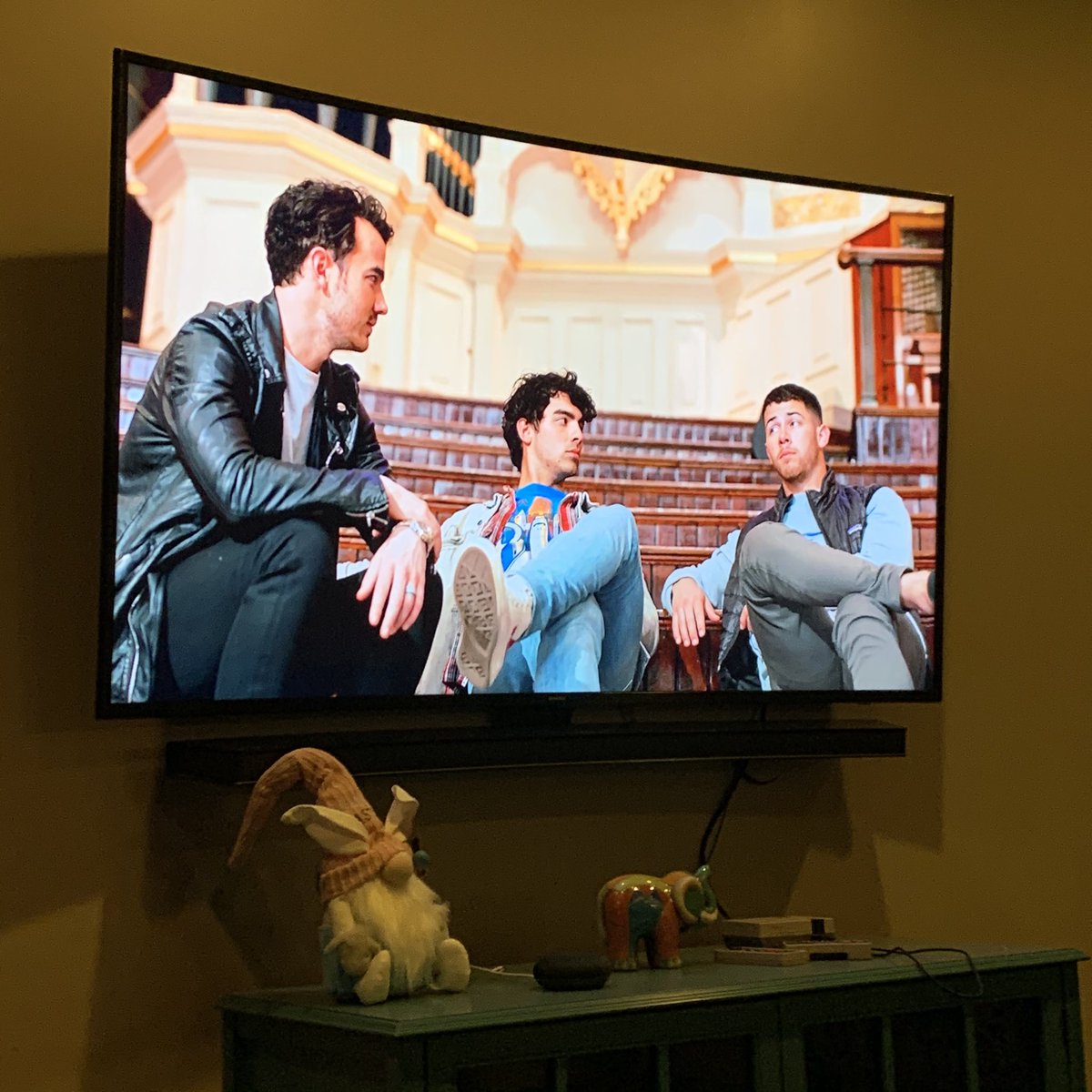MossyClog's tweet photo. Wish Robin and I were enjoying @jonasbrothers front row in Vegas tonight! Getting our fix with the Happiness Begins documentary. #ThankYouCorona https://t.co/o9i0hEgD5h