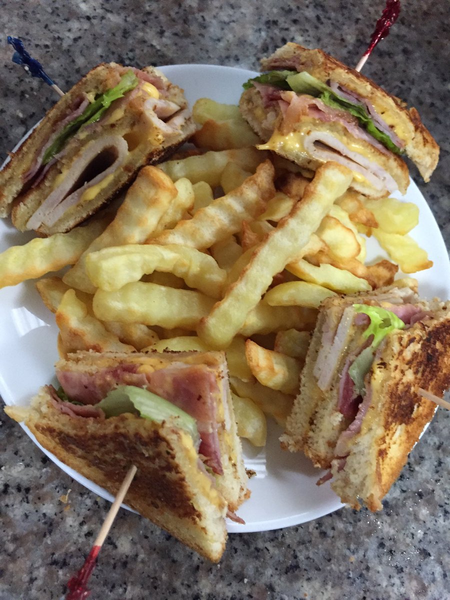 bcsarmiento's tweet photo. Voy retando a #delprado y a #nikoscafe al #clubunion no porque ellos hacen su #clubsandwich solo con pollo🤦🏻‍♀️🤦🏻‍♀️🤨🤨.  De aquí al fin de la #cuarentena soy pro y voy por el trabajo en la barra de alguno de los dos restaurantes 🤭🤭😂😂😂😂🤦🏻‍♀️ https://t.co/UhWYfShOHn