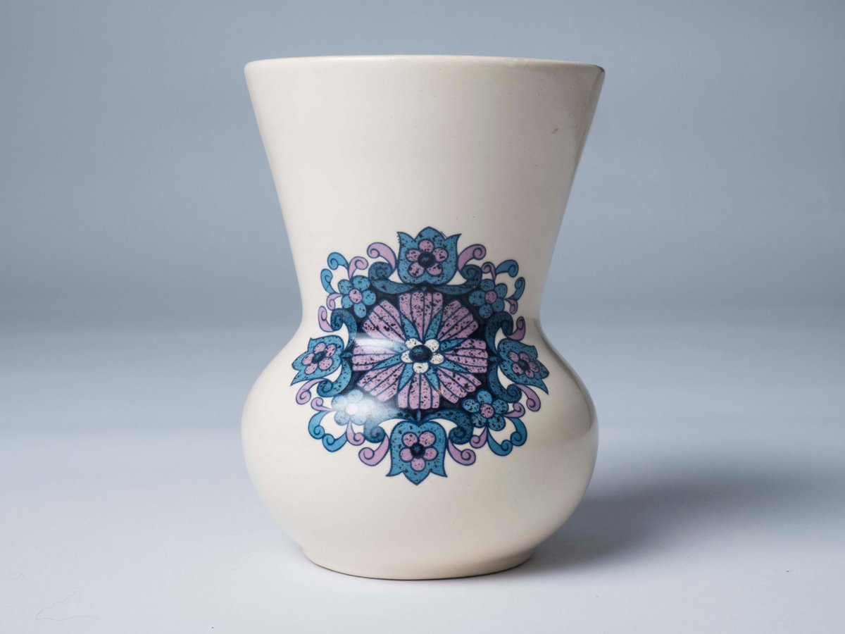 kitsch_boutique's tweet photo. #NewDevon #England #Vase #vintage #beige #Blue #violet #60s #artnouveau #floral #design
https://t.co/0aGPia1JWU https://t.co/fLIXH0HXZB