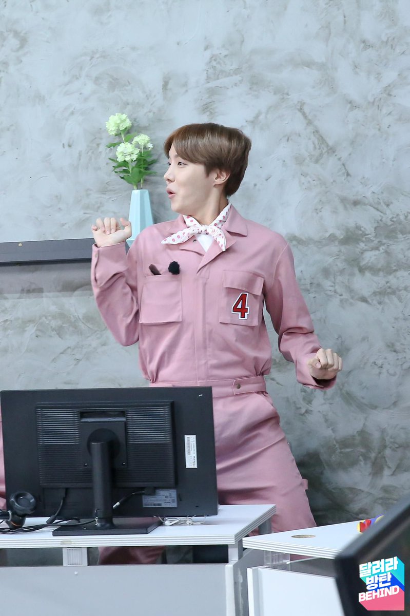 More of Hoseok pretty in pink!! He's so cute!! Help me!  #제이홉  #JHOPE #방탄소년단제이홉