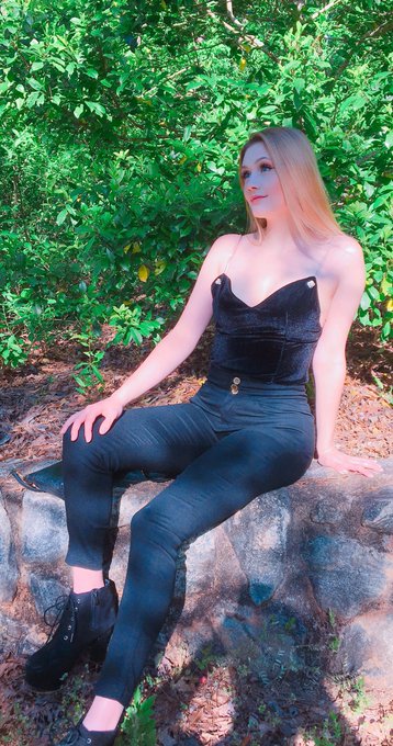 I really liked the scenery but the shadows on my face are weird 😭 these are the only ones that came out