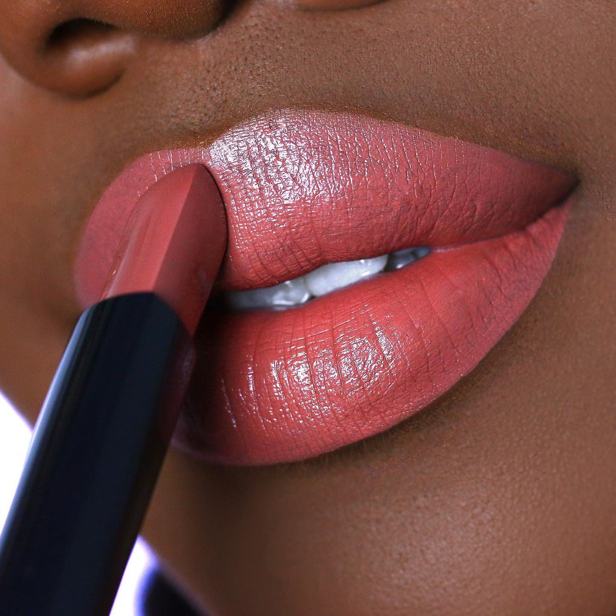 SigmaBeauty's tweet photo. .@safai305_  swipes on our #InfinityPointLipstick in the shade Dèjá Vu. The unique, patented ridge is designed to keep your #lipstick in a precise point throughout use. #sigmabeauty #alwaysonpoint https://t.co/2SpY8DFiM4