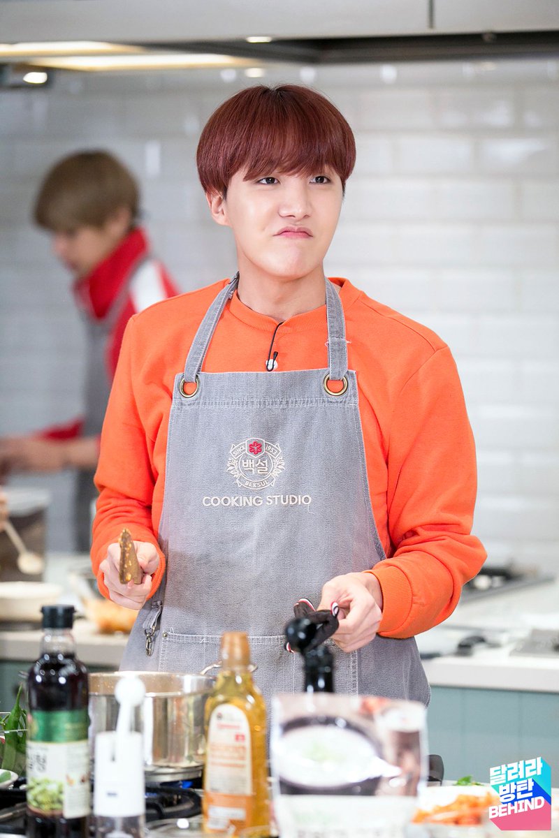 Chef Hobi! I would love to cook a meal together & eat with him. Look at him he always eats so cutely!!  #제이홉  #JHOPE #방탄소년단제이홉