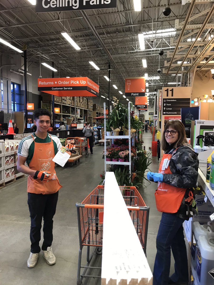 Barbara recognizing Cesar for helping out wherever needed! Thank you Cesar, your orange blood runs deep! Social distancing at its finest!#PacNorthProud <a href="/jmiahsmith/">Jeremiah Smith</a> <a href="/Special88736076/">Travis Garrison</a> <a href="/Follow_Jay_/">Jay</a> @1379_ASDS <a href="/1379Sasm/">1379 SASM</a> <a href="/JakeCrailTHD/">Jake Crail</a>