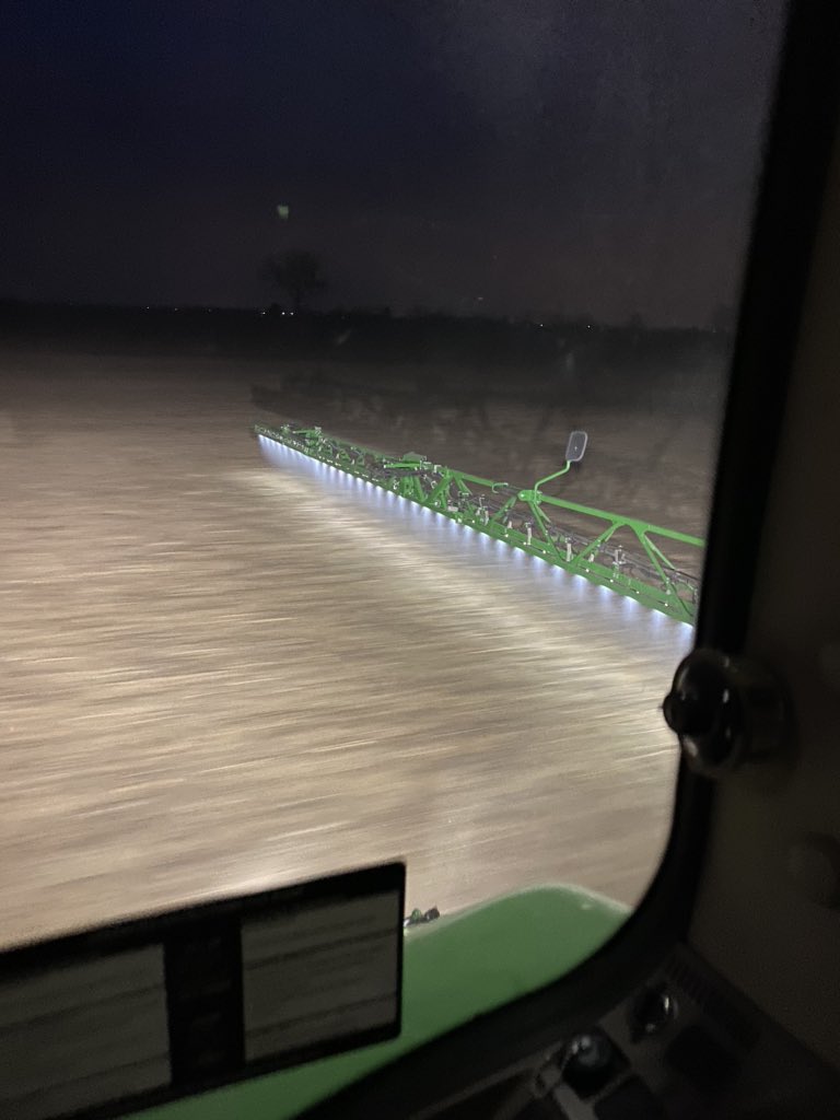 JCWFarm3's tweet image. I love running this thing at night. @JohnDeere #exactapply #lightsfordays