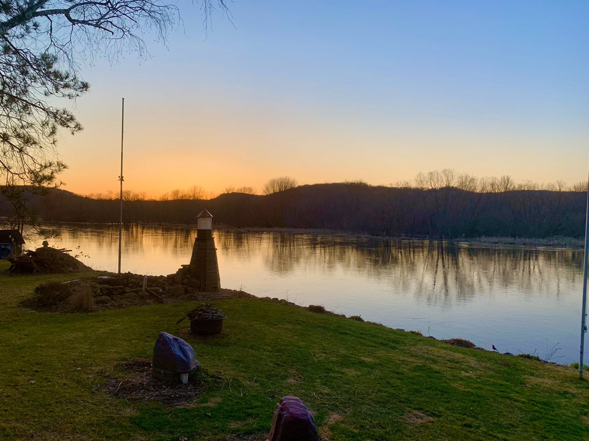 The_Real_NinaG's tweet photo. Clean yard &amp; home. Beatiful #sunset 🌅 #LakeLyfe #COVID19 #SpringIsUponUs #Wisconsin https://t.co/K0FQutYzMU