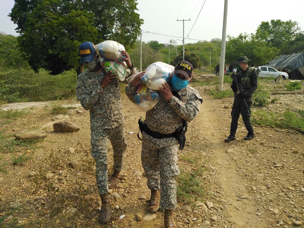 ArmadaColombia's tweet photo. El @GaulaMilitares #Bolívar de la @ArmadaColombia, @PoliciaColombia y Secretaría de Salud de #ElCarmenDeBolívar realizaron actividades de #PrevenciónyAcción en el marco de la campaña #YoNoPagoYoDenuncio
#QuédateEnCasa 

#OperaciónSanRoque
#JuntosSaldremosAdelante https://t.co/Z8VRWFR8zJ