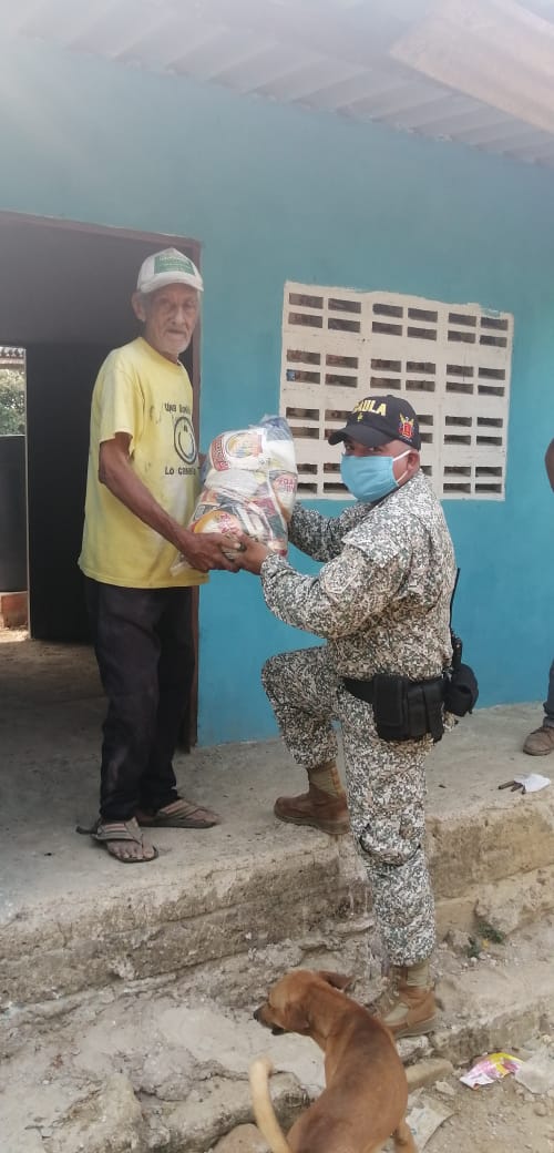ArmadaColombia's tweet photo. El @GaulaMilitares #Bolívar de la @ArmadaColombia, @PoliciaColombia y Secretaría de Salud de #ElCarmenDeBolívar realizaron actividades de #PrevenciónyAcción en el marco de la campaña #YoNoPagoYoDenuncio
#QuédateEnCasa 

#OperaciónSanRoque
#JuntosSaldremosAdelante https://t.co/Z8VRWFR8zJ