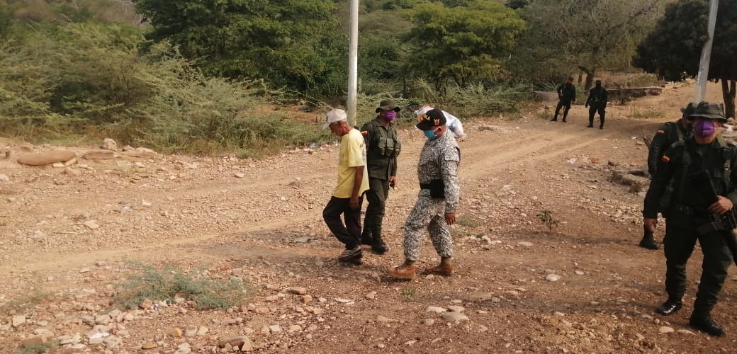 ArmadaColombia's tweet photo. El @GaulaMilitares #Bolívar de la @ArmadaColombia, @PoliciaColombia y Secretaría de Salud de #ElCarmenDeBolívar realizaron actividades de #PrevenciónyAcción en el marco de la campaña #YoNoPagoYoDenuncio
#QuédateEnCasa 

#OperaciónSanRoque
#JuntosSaldremosAdelante https://t.co/Z8VRWFR8zJ