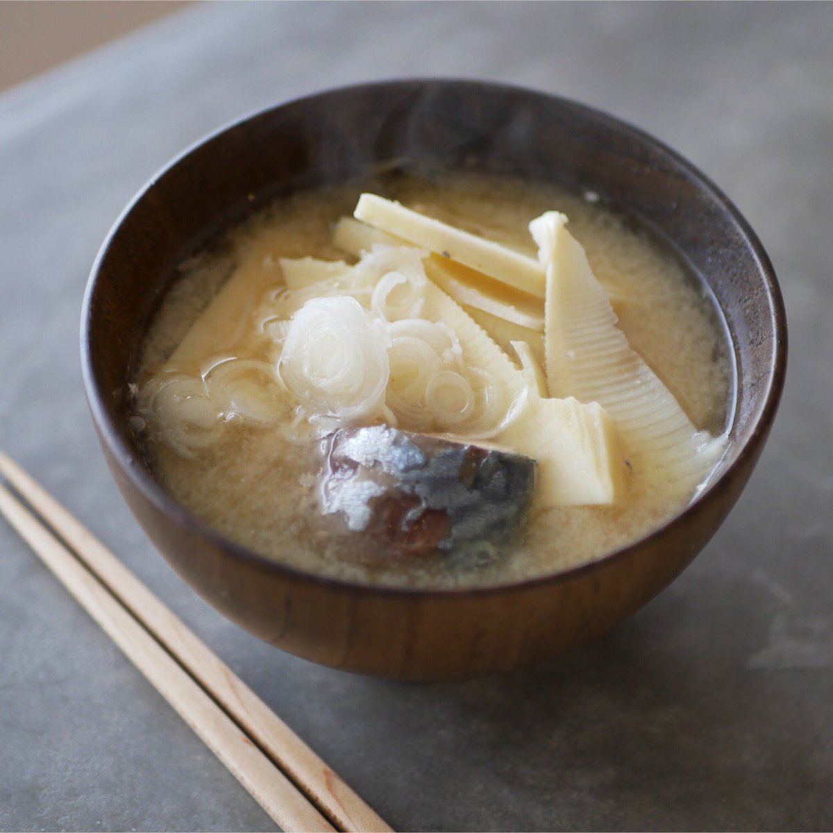 有賀 薫 たけのことサバ缶の味噌汁 昨日はたけのこのお吸い物でしたが 今朝は味噌仕立て 信州ローカルな サバ缶とたけのこ の取り合わせです たけのこは味がしみにくいからサバみたいな強い味は相性良しですね 刻みねぎをたっぷりのせて ごはんにもお