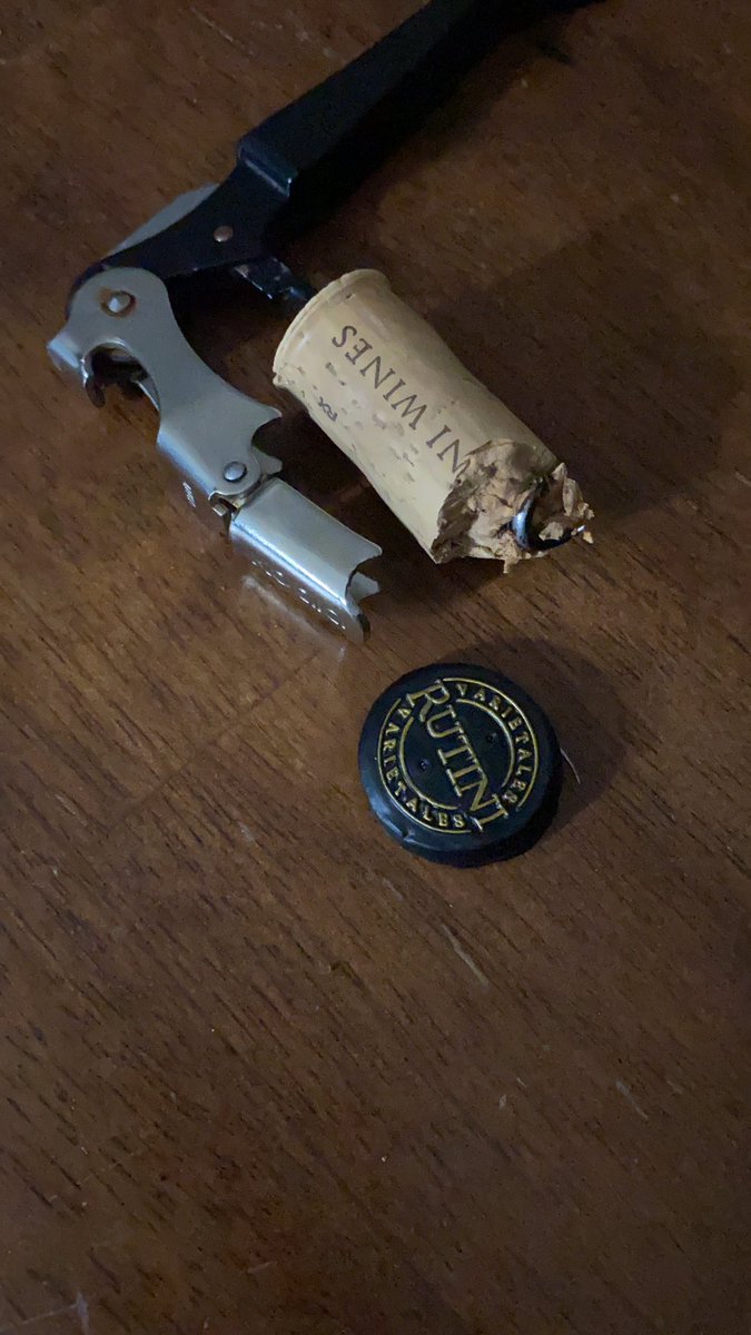 Estebanfinishes's tweet photo. Sábado de #Merlot #Merlove @soldadosmerlot que belleza, el corcho fallo pero el vino esta increíble https://t.co/LXWHwyQuzc