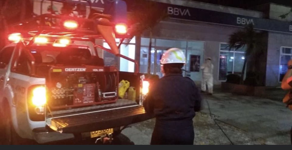 BomberosCaucas1's tweet photo. Apesar de las dificultades te seguimos cuidando .Servir a la #comunidad es nuestra #prioridad #CBVC https://t.co/Re9WcLfwLw