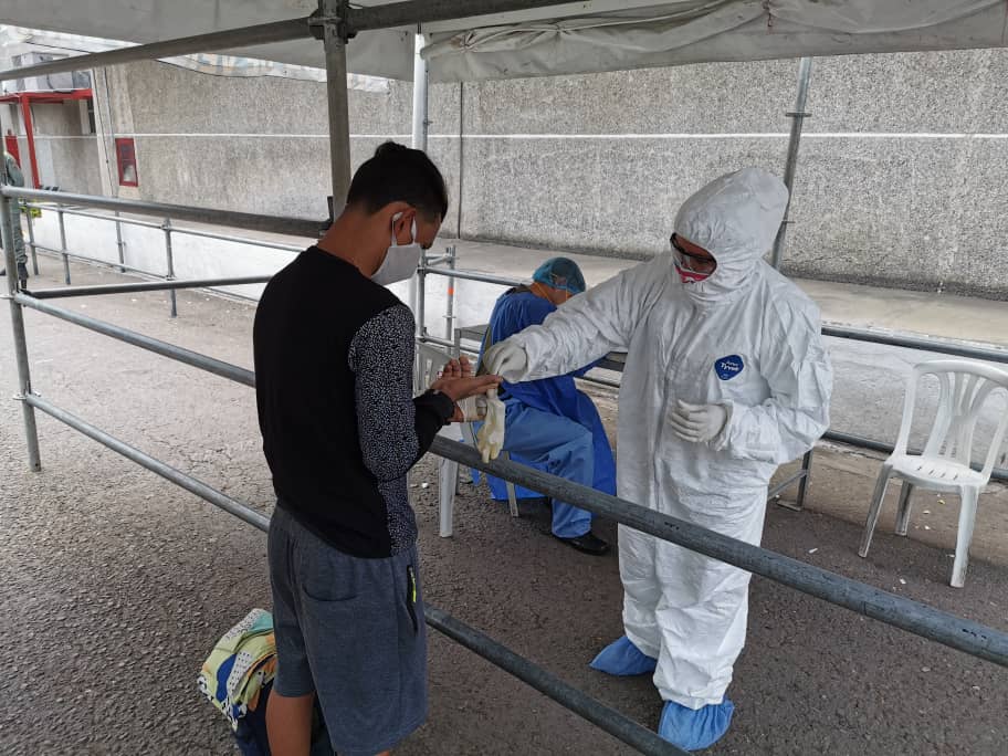 ConsuVeneCu's tweet photo. Cumpliendo con el protocolo de prevención del #covid_19 le damos la bienvenida a todos nuestros hermanos venezolanos, en el #PAS #Seniat San Antonio se realiza el test enviado por nuestro presidente @NicolasMaduro https://t.co/s6EcV5FhBT