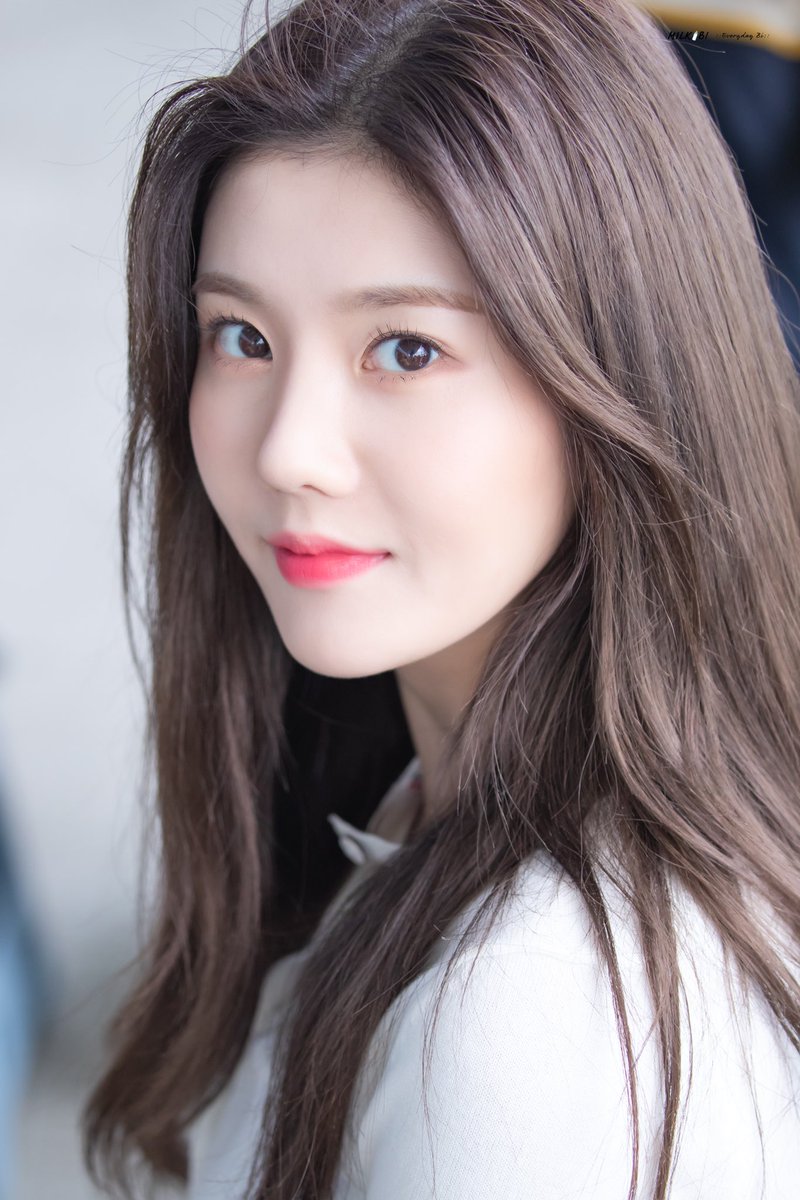 and of course, Eunbi’s visualeven though she’s known as the sexy member she still has a really cute face uwu