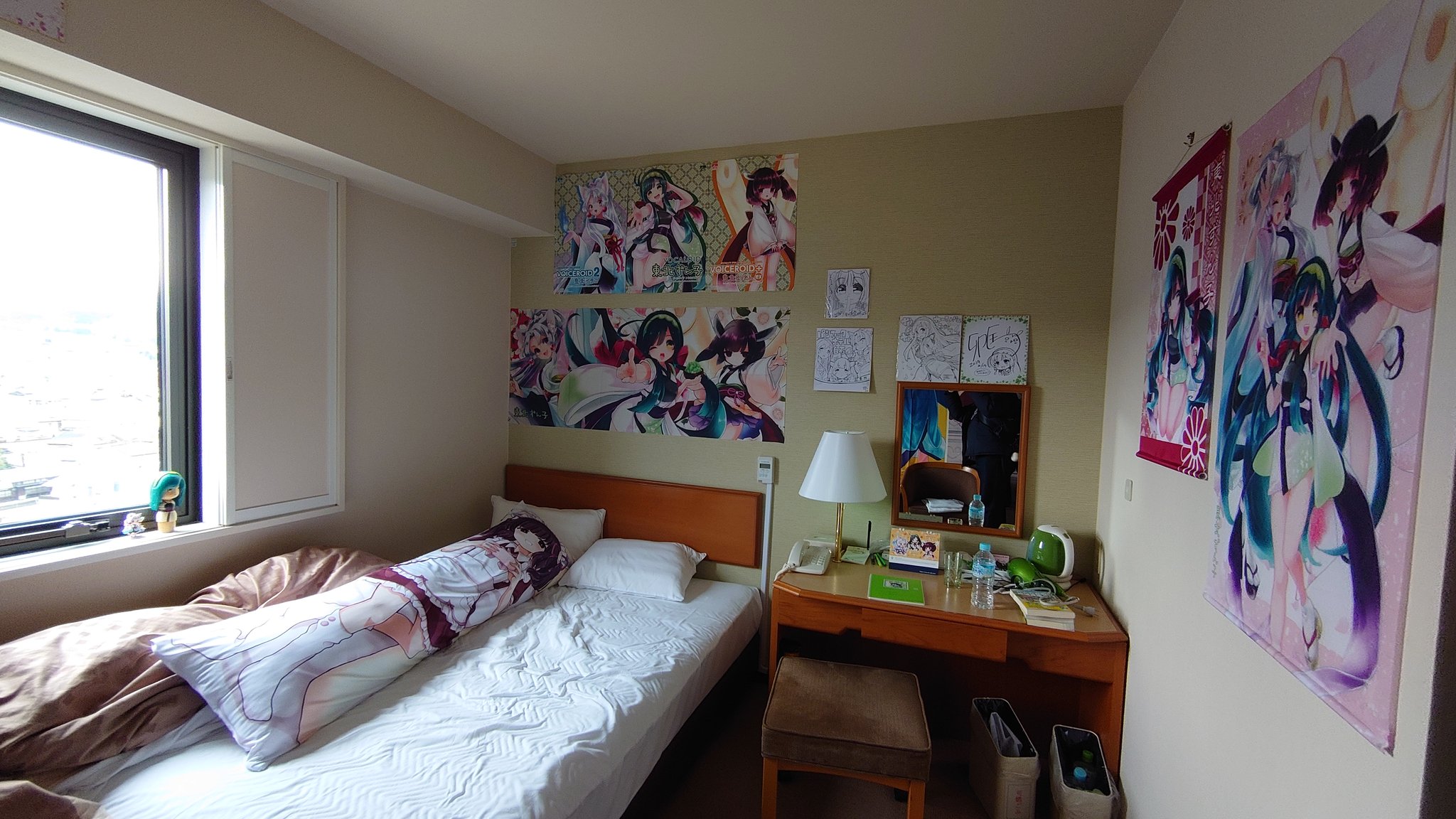 Nat ナット ずん子部屋 チェックアウト直前の写真 連泊して 一昨日はずんちゃん 昨日はきりたんと過ごしました 部屋の装飾も 360 東北三姉妹のイラストや色紙 グッズ モチーフアメニティに満ちていて 大変楽しい空間でした 願わくば また来年