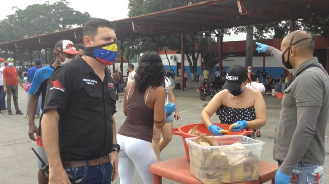 ConsuVeneCu's tweet photo. Desde el terminal de San Antonio del #Tachira se recibe a todos los venezolanos que regresan a #Venezuela porque en el extranjero no les brindaron el apoyo durante esta crisis de salud 
Bienvenidos a su patria
La Patria de #Bolivar y #chavezeternocomandante https://t.co/in4l0x9oG2