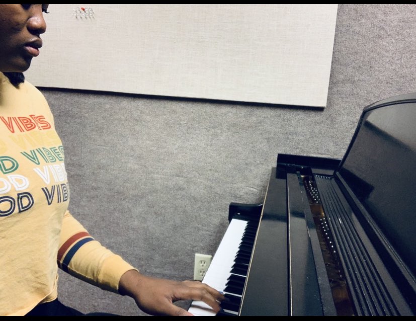 bridgetbasss's tweet photo. When I’m bored at school and I need a quiet place to go at stritch, I usually go to the piano / voice lesson rooms in the CFA to play piano and just enjoy some peace and quiet @stritchu #art203hunt https://t.co/coFTDre4Wd