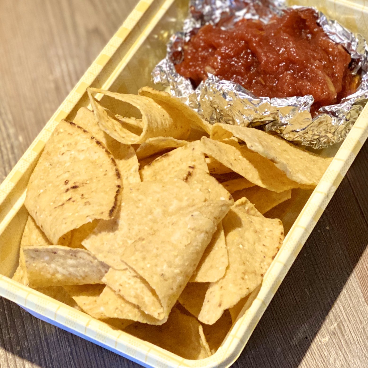 新城ライン 新城の飲食店の持ち帰り商品 実際に食べたものをご紹介 ハウディ さん フライド スペアリブ メキシカン サルサソース こんなのあったんだ 税別380円 それと トルティーヤチップス 同300円 こちらでは武蔵新城で使える